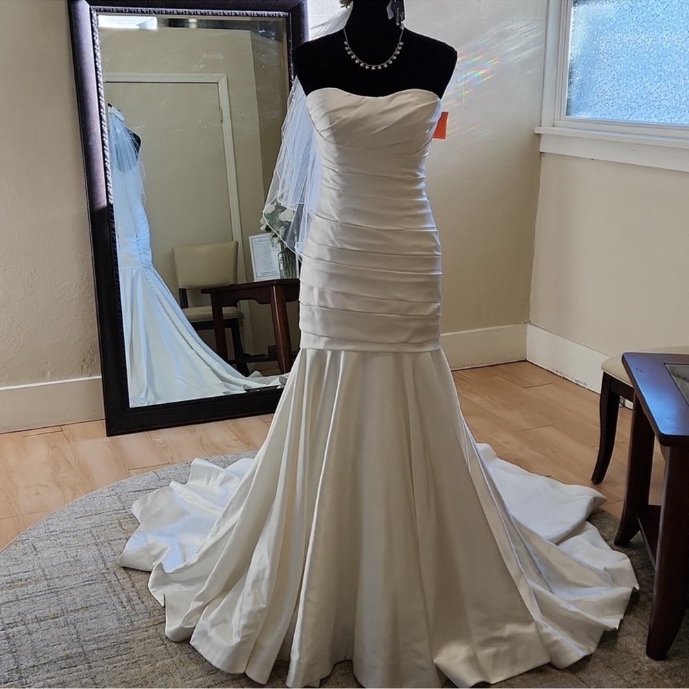Size 6 (tag 8) NWOT ivory satin strapless mermaid by Allure Bridals never worn